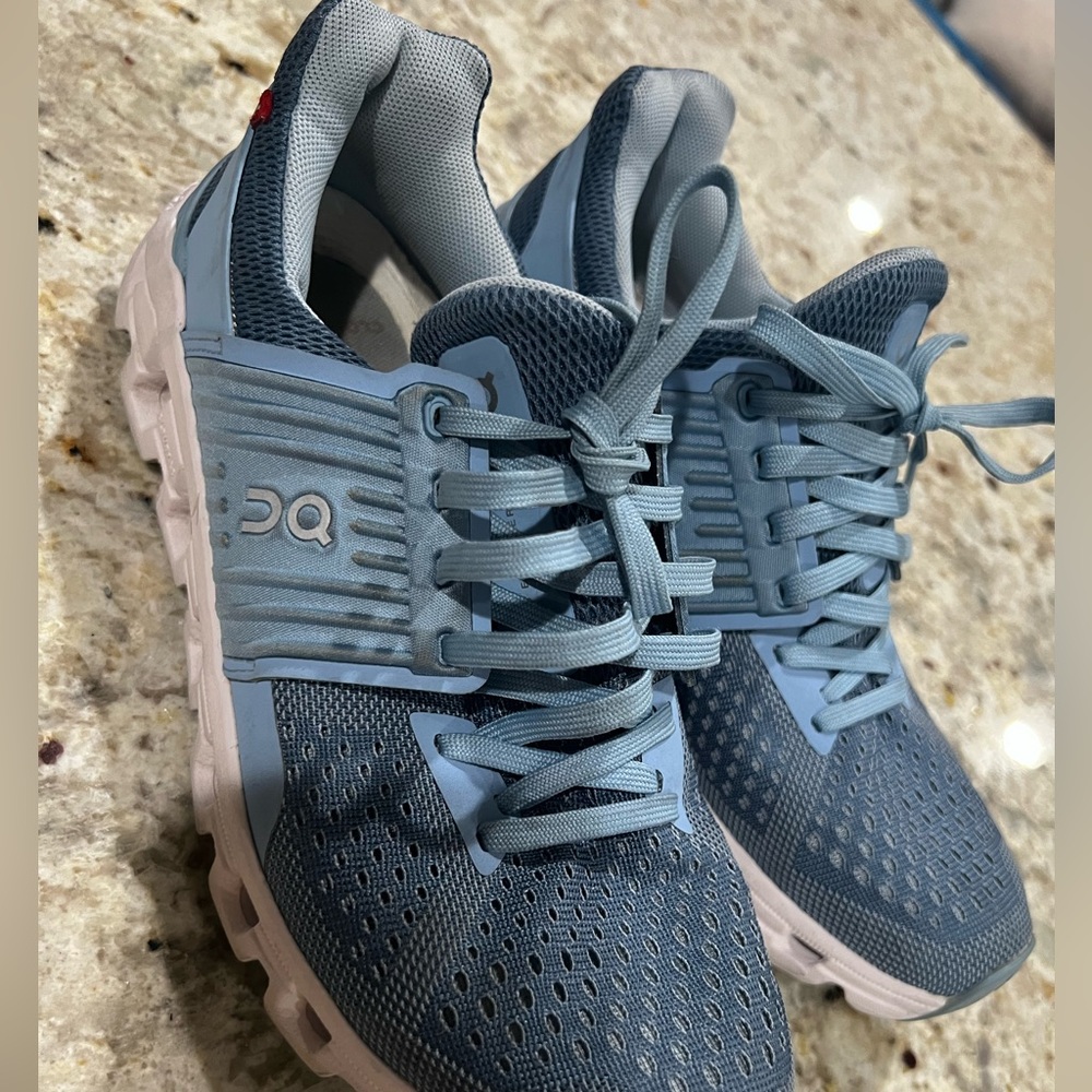 ON CLOUD BLUE SNEAKERS SIZE 6